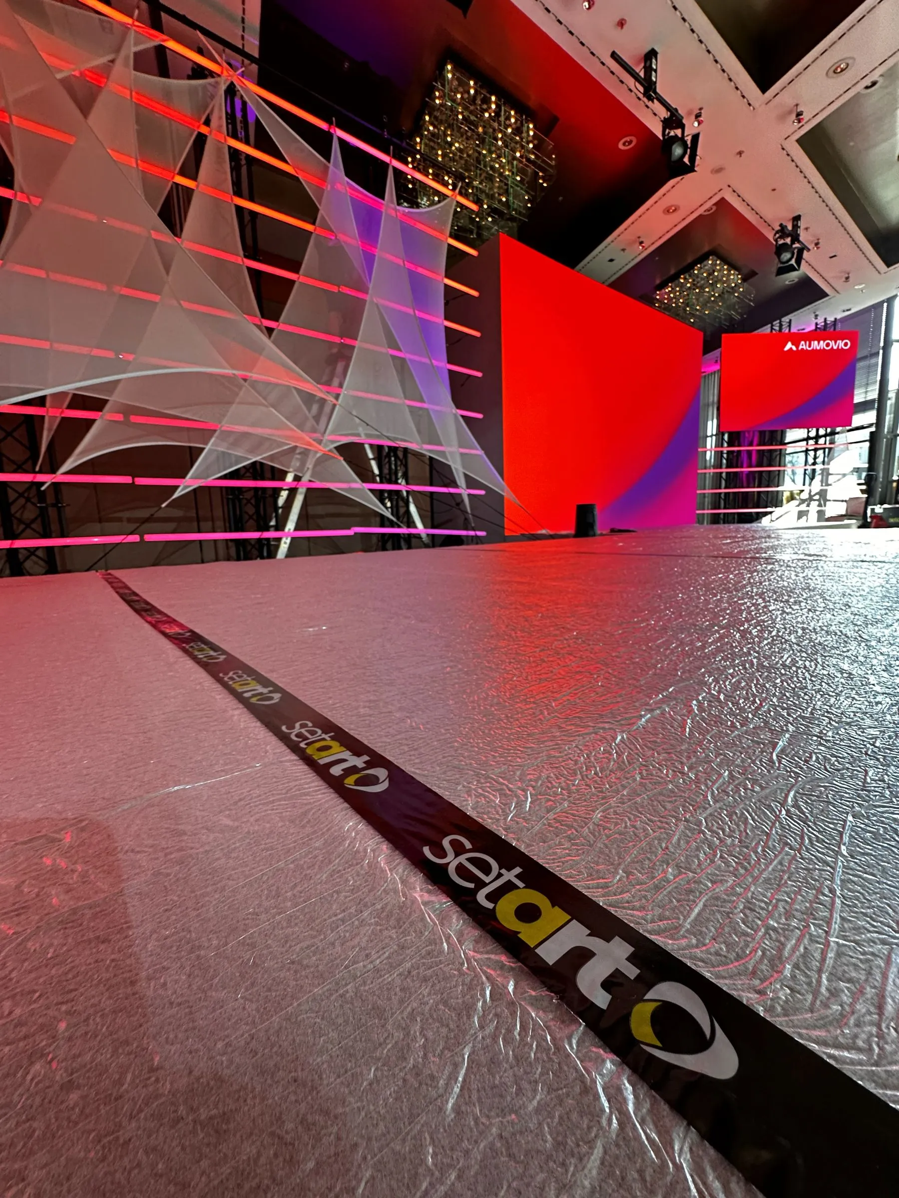 Aumovio Executive Meeting — Stage construction