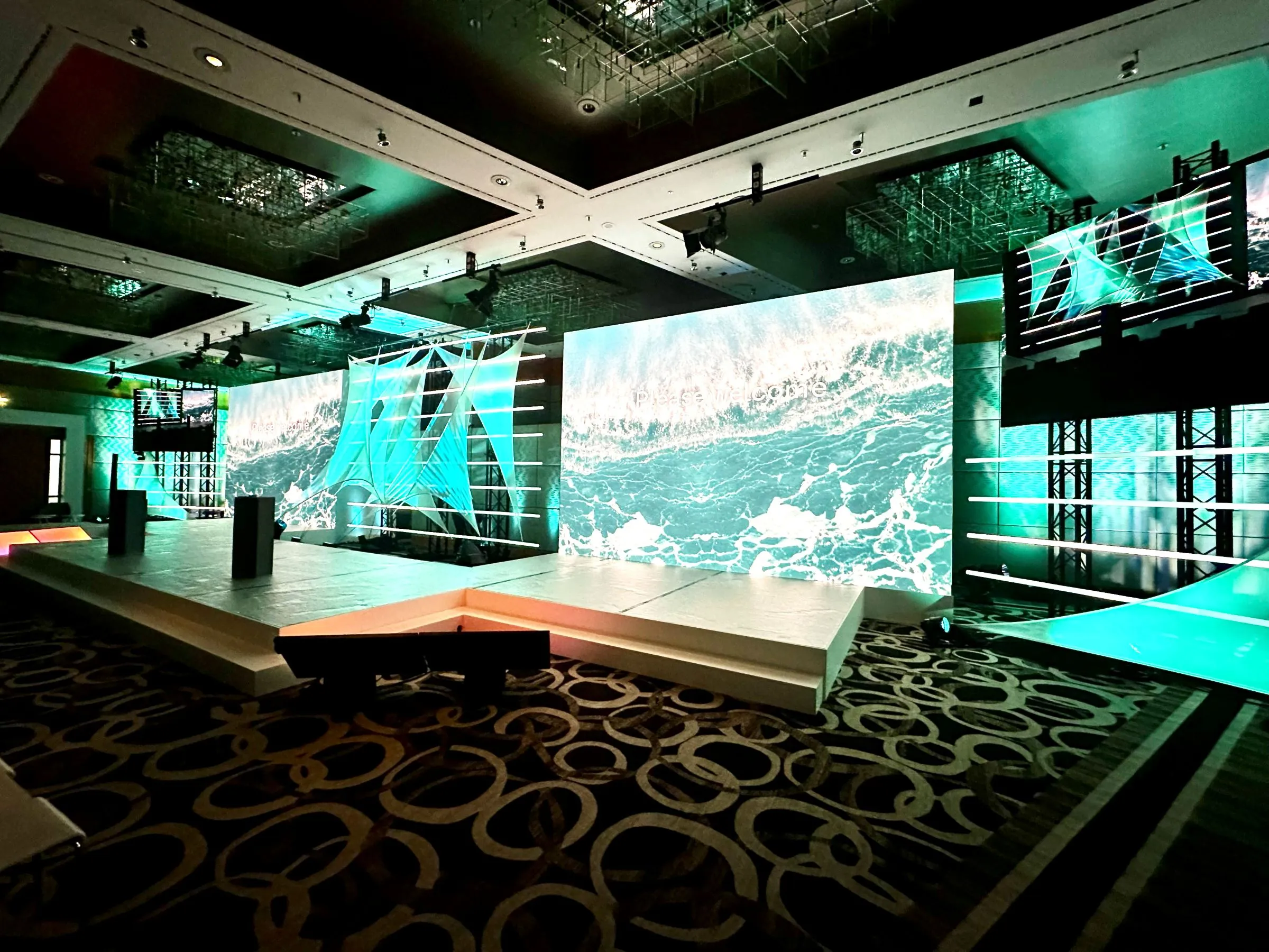 Aumovio Executive Meeting — Stage construction